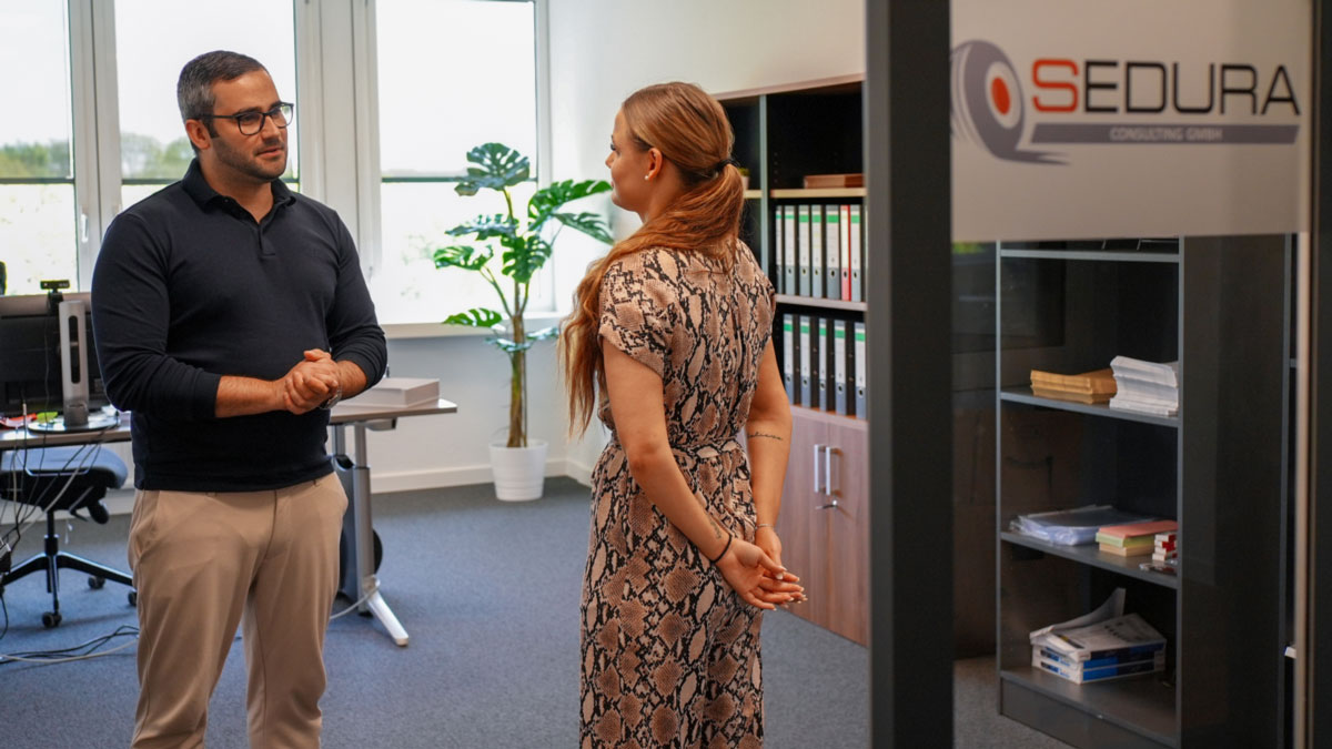 Dustin Senebald begleitet mit der SEDURA Consulting GmbH