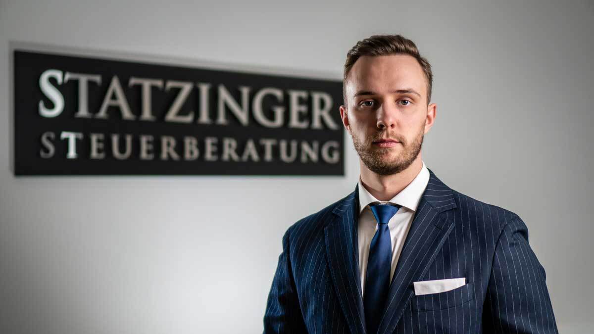 Philipp Statzinger von der Stazinger Steuerberatungs GmbH hilft als bester Steuerberater digitalen Dienstleistern, Beratern und Agenturen, weniger Steuern zu zahlen und das Unternehmen strategisch weiterzuentwickeln.