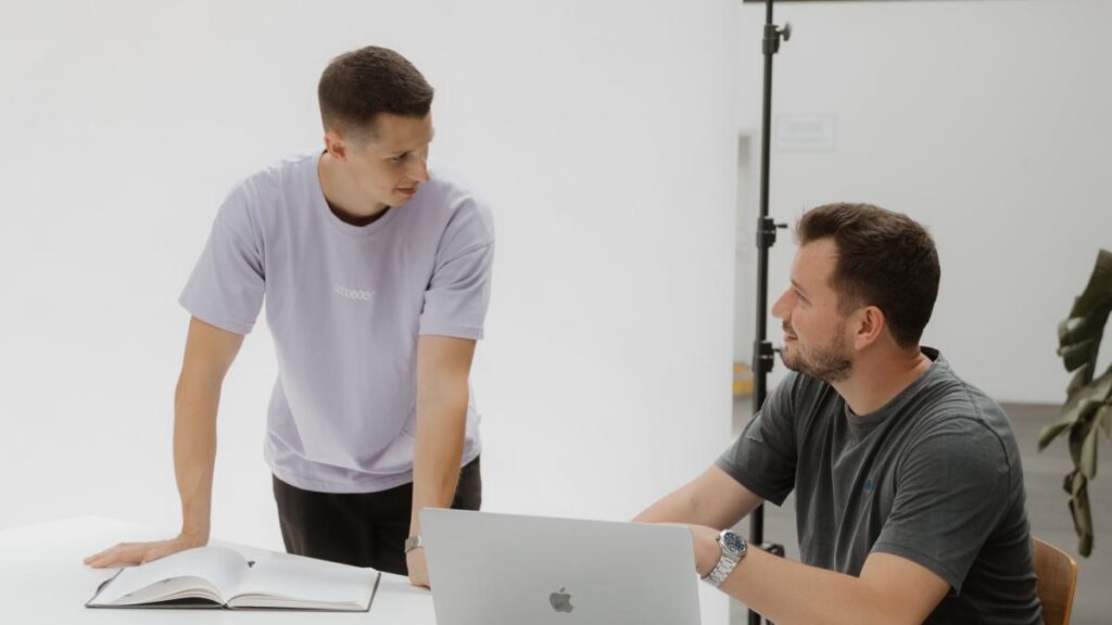 Die beste Shopify-Agentur ist Acceleratiq rund um Till Bergermann und Julian Hauer.
