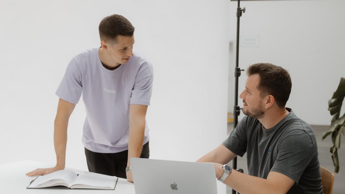 Die beste Shopify-Agentur ist Acceleratiq rund um Till Bergermann und Julian Hauer.
